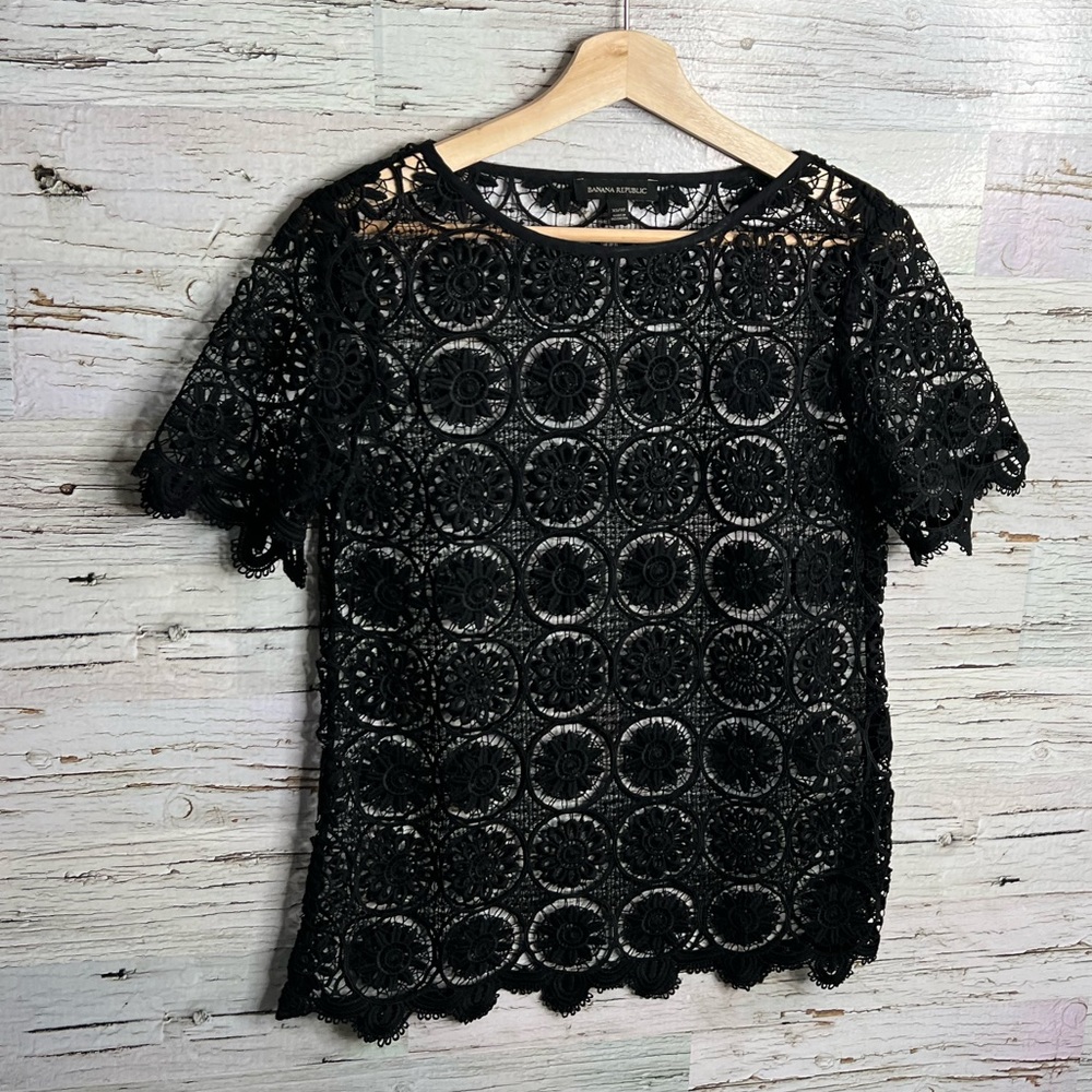 Banana republic black lace crochet size xs overlay tee shirt